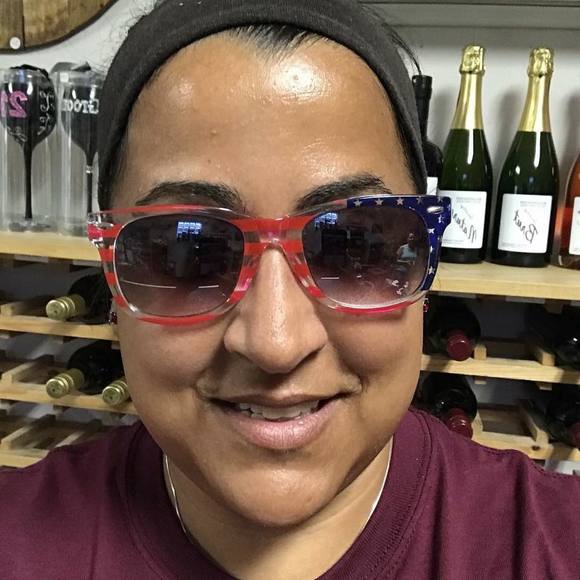 Meet your Posher, Nicole - Picture 1 of 1